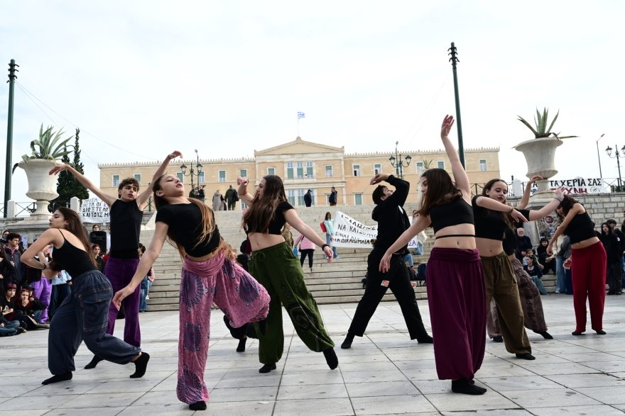 Μια διαφορετική διαμαρτυρία στο Σύνταγμα: Με χορό, θέατρο και μουσική οι μαθητές από τα Καλλιτεχνικά σχολεία της Αθήνας