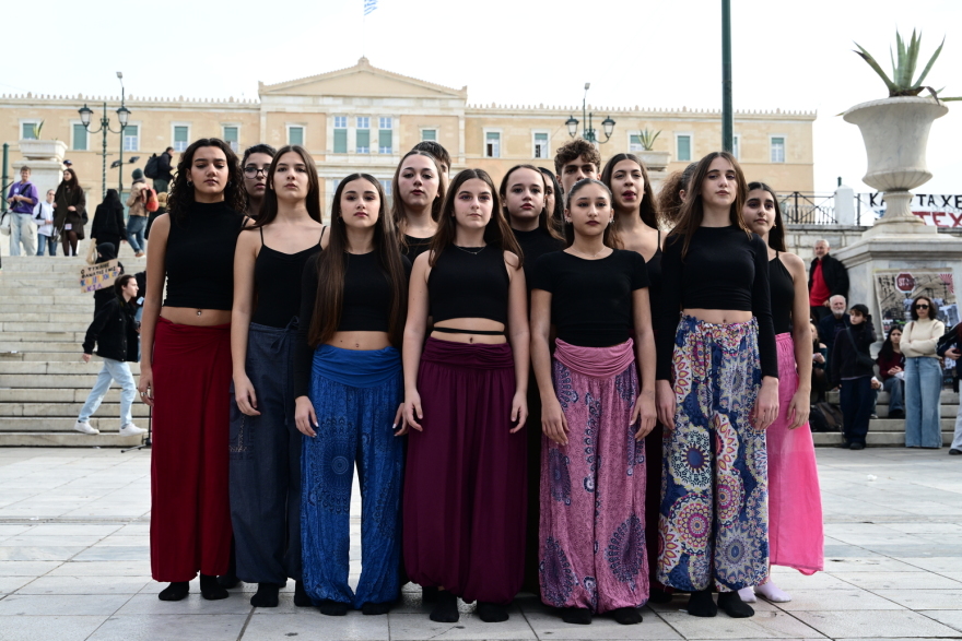 Μια διαφορετική διαμαρτυρία στο Σύνταγμα: Με χορό, θέατρο και μουσική οι μαθητές από τα Καλλιτεχνικά σχολεία της Αθήνας