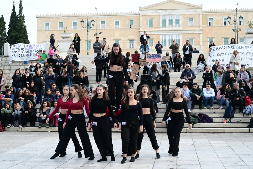 Μια διαφορετική διαμαρτυρία στο Σύνταγμα: Με χορό, θέατρο και μουσική οι μαθητές από τα Καλλιτεχνικά σχολεία της Αθήνας