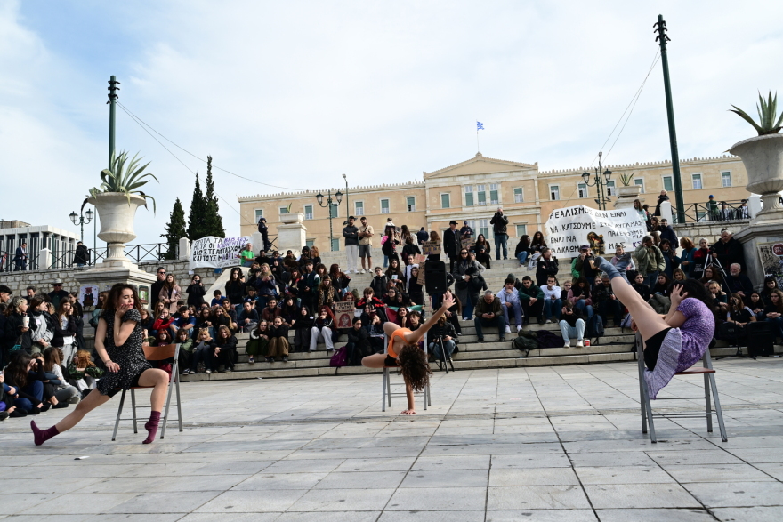 Μια διαφορετική διαμαρτυρία στο Σύνταγμα: Με χορό, θέατρο και μουσική οι μαθητές από τα Καλλιτεχνικά σχολεία της Αθήνας