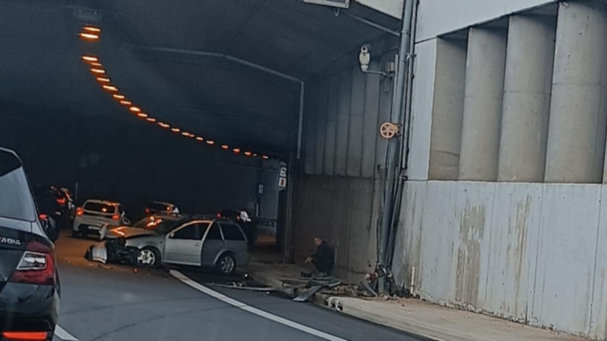 Τροχαίο ατύχημα στην Αττική Οδό - Αυτοκίνητο έφυγε εκτός πορείας, δείτε φωτογραφίες