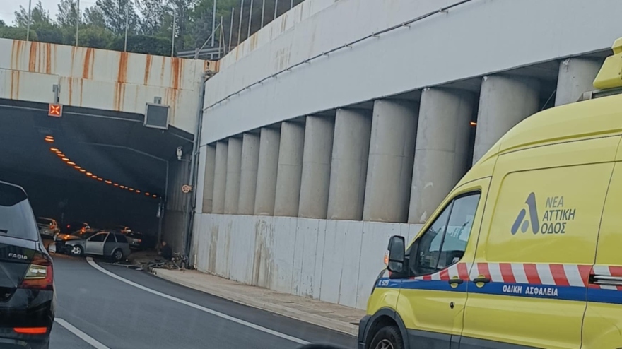 Τροχαίο ατύχημα στην Αττική Οδό - Αυτοκίνητο έφυγε εκτός πορείας, δείτε φωτογραφίες