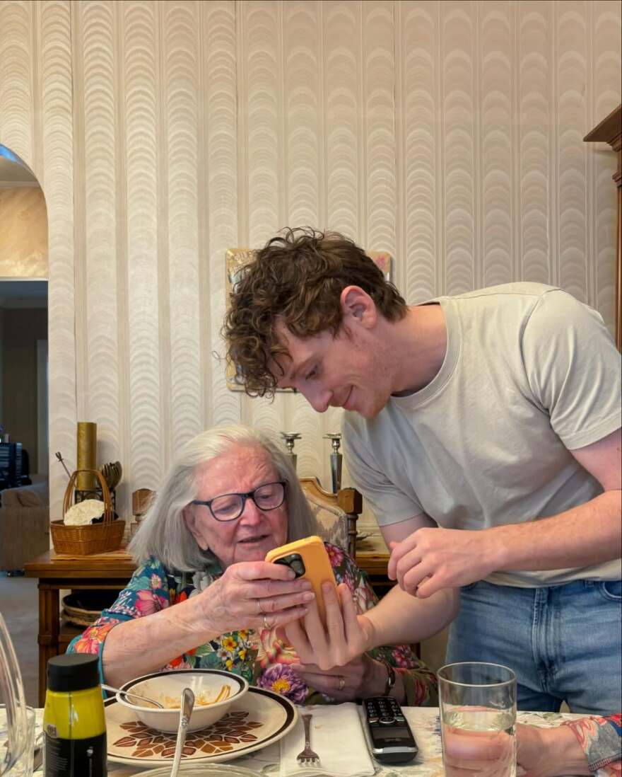 Ίθαν Σλέιτερ: Δημοσίευσε μια φωτογραφία με την Αριάνα Γκράντε στο Instagram