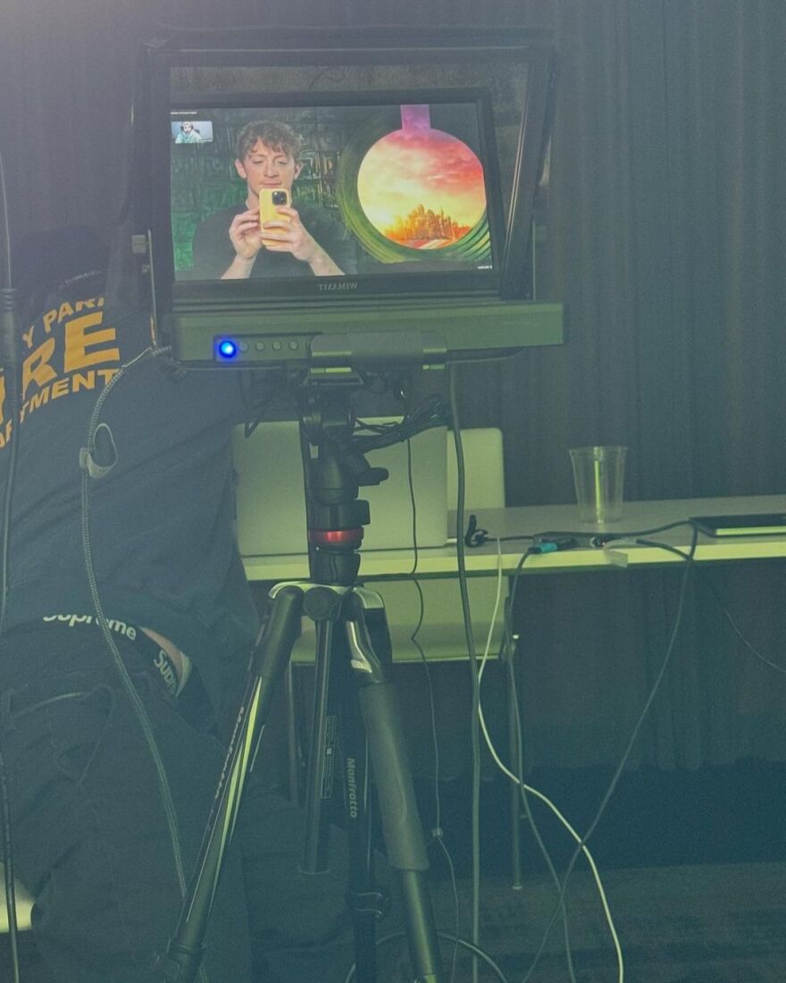 Ίθαν Σλέιτερ: Δημοσίευσε μια φωτογραφία με την Αριάνα Γκράντε στο Instagram