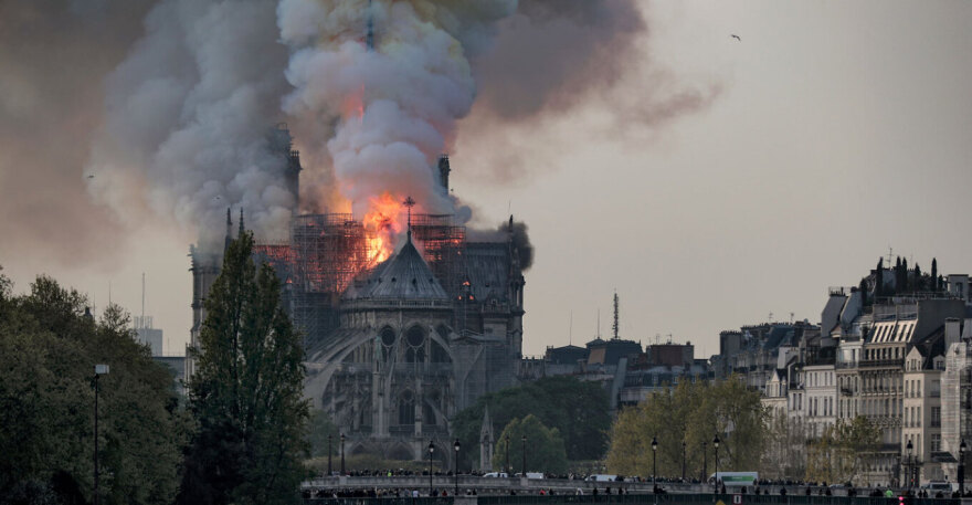 «Θαύμα» η επαναλειτουργία της Παναγίας των Παρισίων, αλλά μπορεί να σώσει τον Μακρόν;