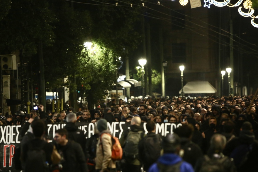 Επεισόδια τώρα στα Εξάρχεια μετά την πορεία για τον Γρηγορόπουλο - Μολότοφ, κρότου λάμψης και φωτιές σε κάδους