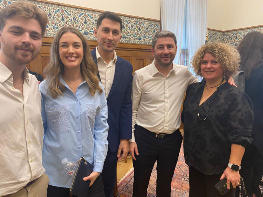 Μελομακάρονα, κουραμπιέδες και σουβλάκια κέρασε ο Ανδρουλάκης για τη γιορτή του