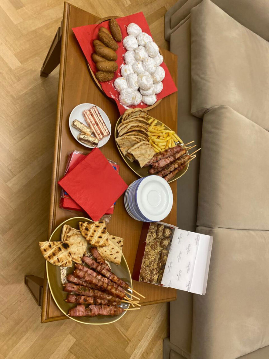 Μελομακάρονα, κουραμπιέδες και σουβλάκια κέρασε ο Ανδρουλάκης για τη γιορτή του - Δείτε φωτογραφίες 