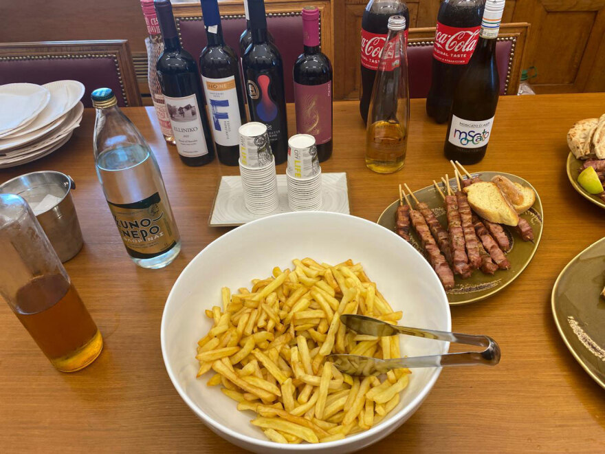 Μελομακάρονα, κουραμπιέδες και σουβλάκια κέρασε ο Ανδρουλάκης για τη γιορτή του