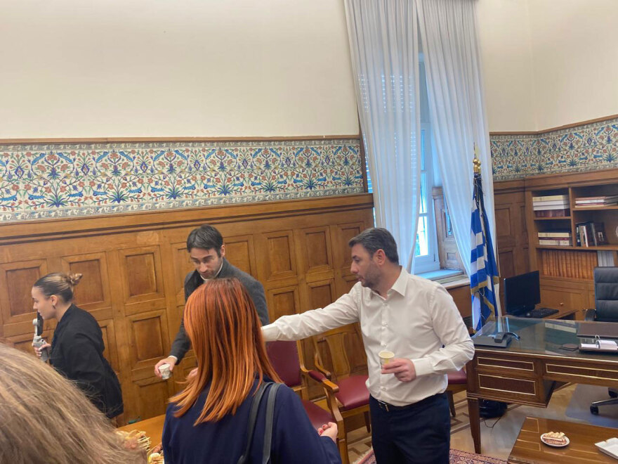 Μελομακάρονα, κουραμπιέδες και σουβλάκια κέρασε ο Ανδρουλάκης για τη γιορτή του - Δείτε φωτογραφίες 