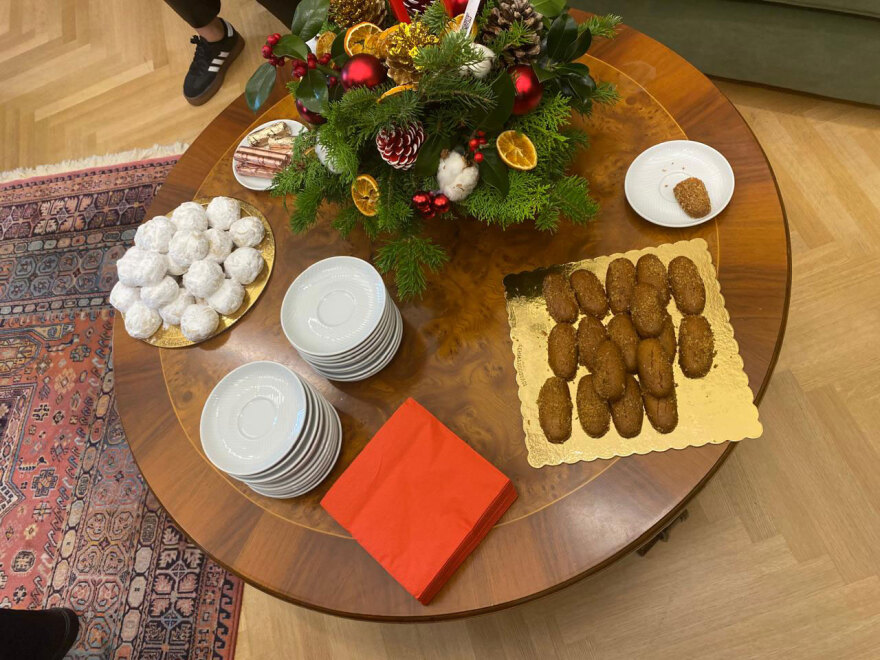 Μελομακάρονα, κουραμπιέδες και σουβλάκια κέρασε ο Ανδρουλάκης για τη γιορτή του