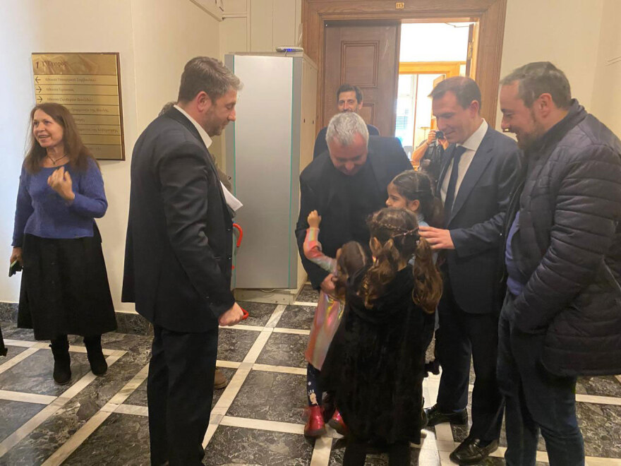 Μελομακάρονα, κουραμπιέδες και σουβλάκια κέρασε ο Ανδρουλάκης για τη γιορτή του