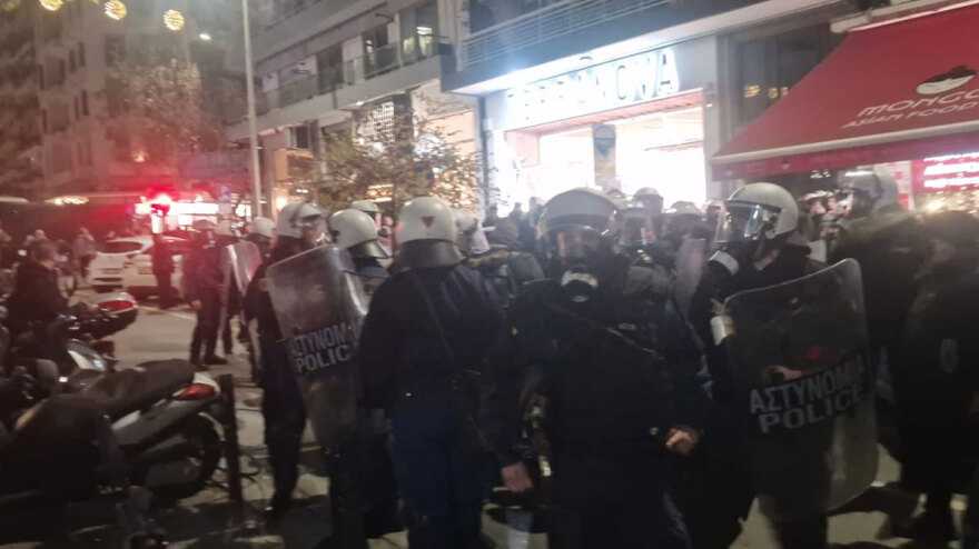 Κατέβασαν ελληνική σημαία στην πορεία για την επέτειο Γρηγορόπουλου στη Θεσσαλονίκη - Δεκάδες προσαγωγές