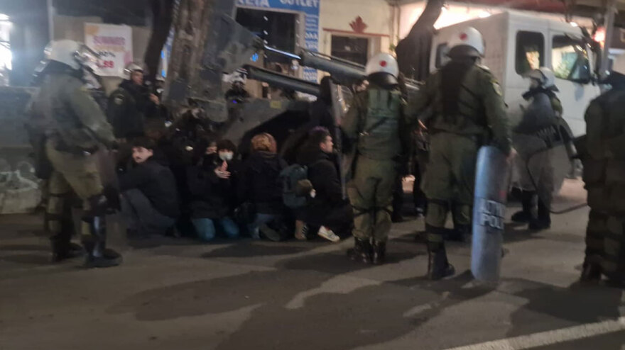 Κατέβασαν ελληνική σημαία στην πορεία για την επέτειο Γρηγορόπουλου στη Θεσσαλονίκη - Δεκάδες προσαγωγές