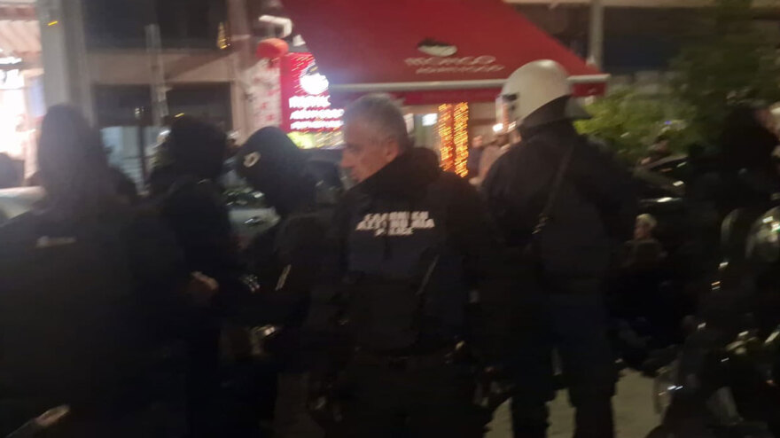 Κατέβασαν ελληνική σημαία στην πορεία για την επέτειο Γρηγορόπουλου στη Θεσσαλονίκη - Δεκάδες προσαγωγές