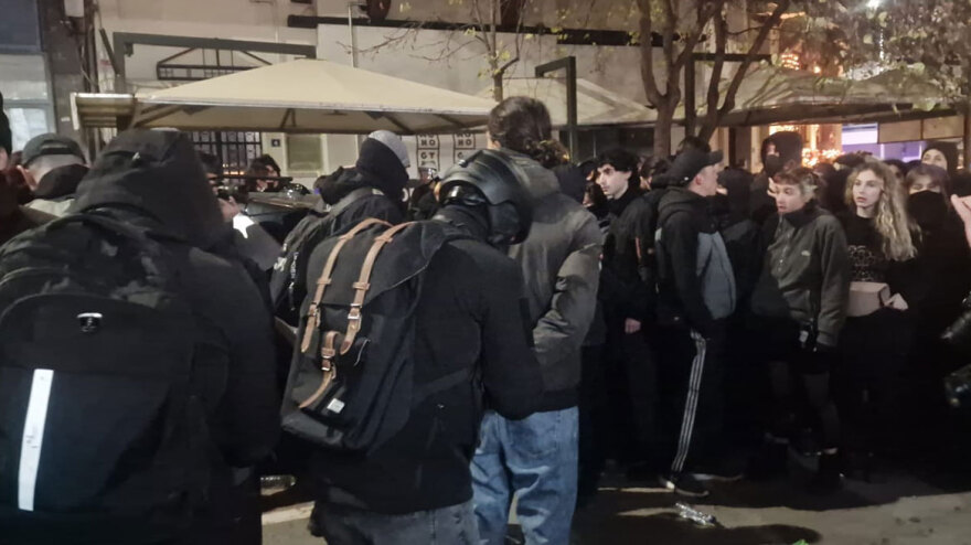 Κατέβασαν ελληνική σημαία στην πορεία για την επέτειο Γρηγορόπουλου στη Θεσσαλονίκη - Δεκάδες προσαγωγές