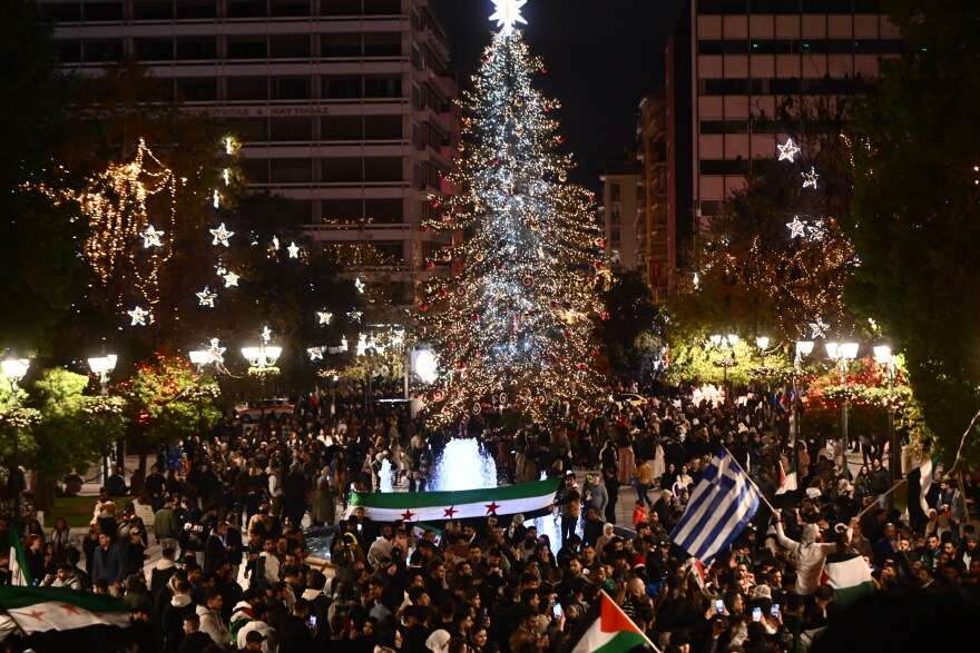 Πανηγυρισμοί Σύρων στο Σύνταγμα για την πτώση του καθεστώτος Άσαντ - Δείτε φωτογραφίες