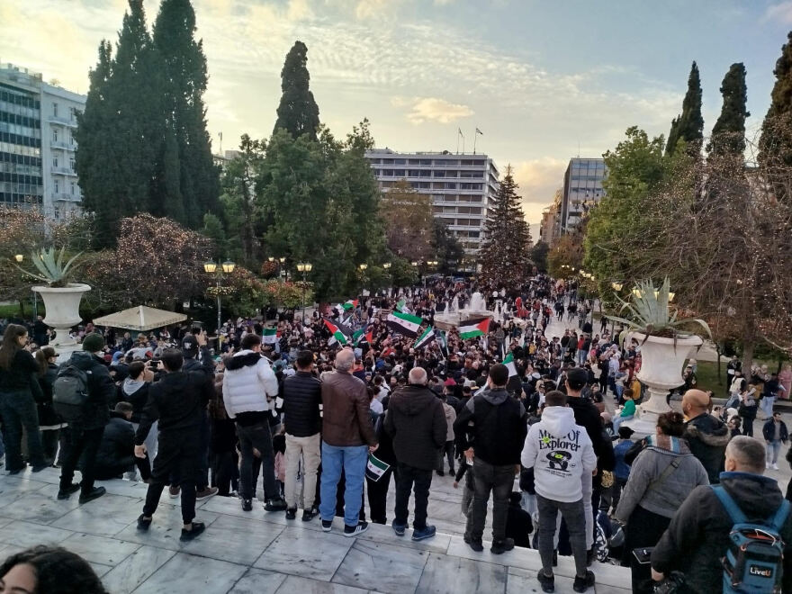 Πανηγυρισμοί Σύρων στο Σύνταγμα για την πτώση του καθεστώτος Άσαντ - Δείτε φωτογραφίες