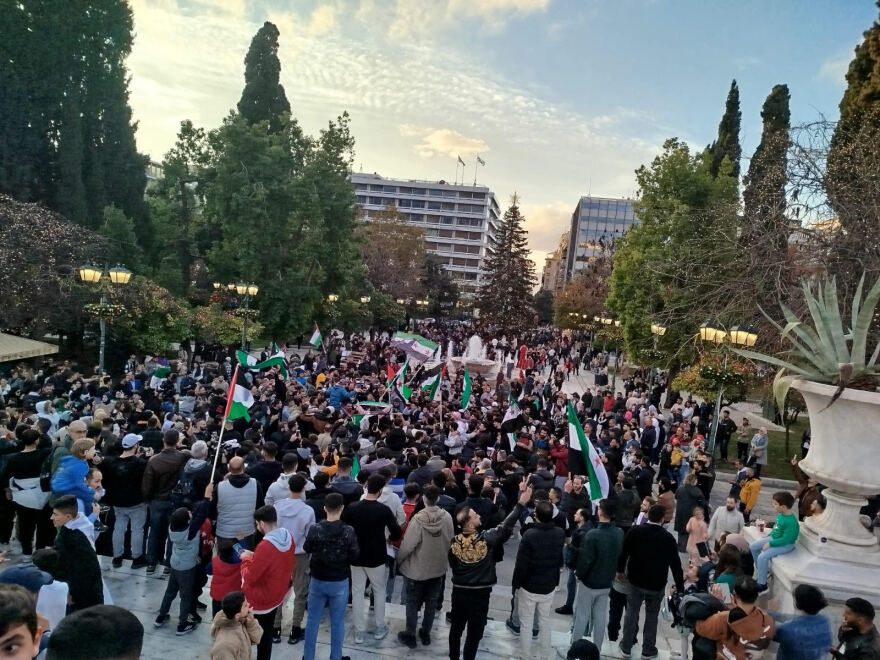 Πανηγυρισμοί Σύρων στο Σύνταγμα για την πτώση του καθεστώτος Άσαντ - Δείτε φωτογραφίες