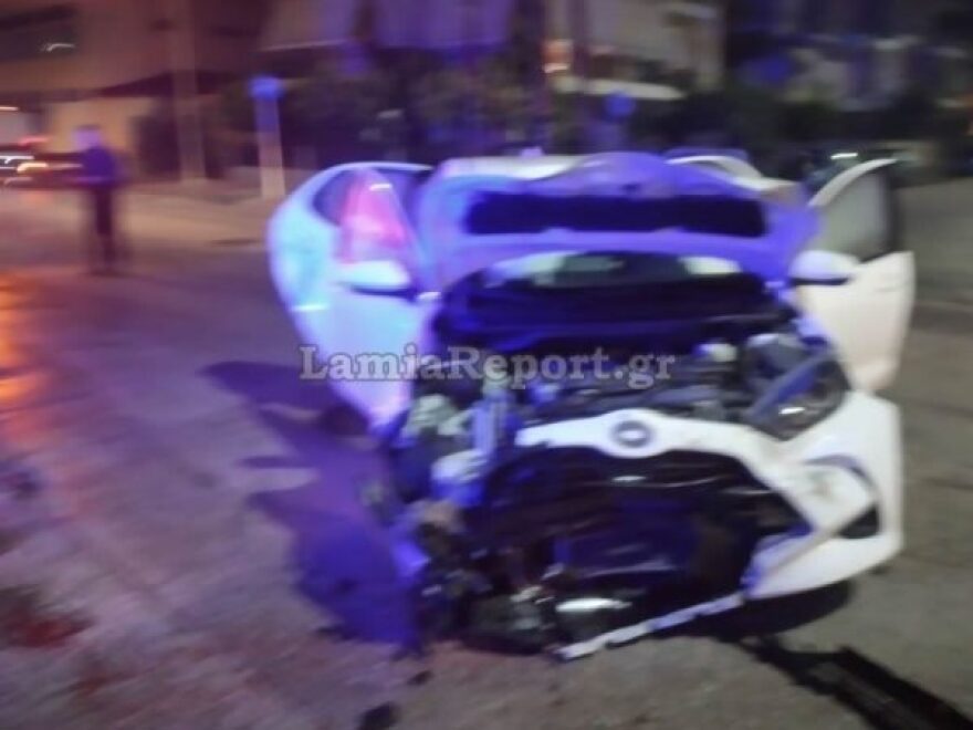 Τροχαίο με τρεις τραυματίες στη Λαμία - Τζιπ παραβίασε STOP και χτύπησε ΙΧ