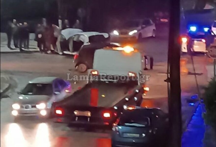 Τροχαίο με τρεις τραυματίες στη Λαμία - Τζιπ παραβίασε STOP και χτύπησε ΙΧ