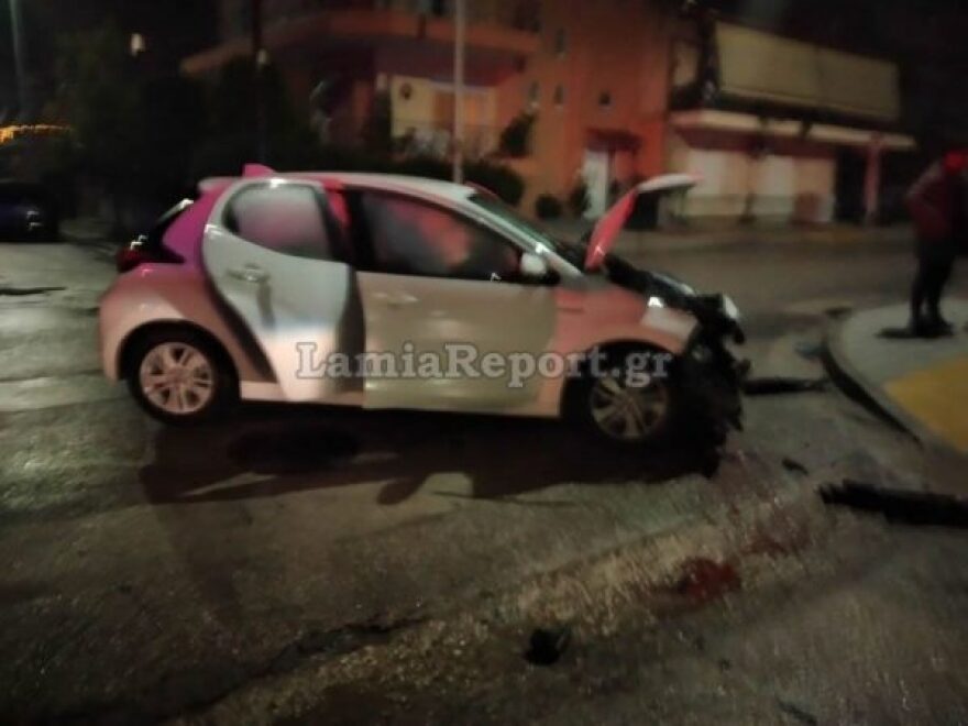 Τροχαίο με τρεις τραυματίες στη Λαμία - Τζιπ παραβίασε STOP και χτύπησε ΙΧ