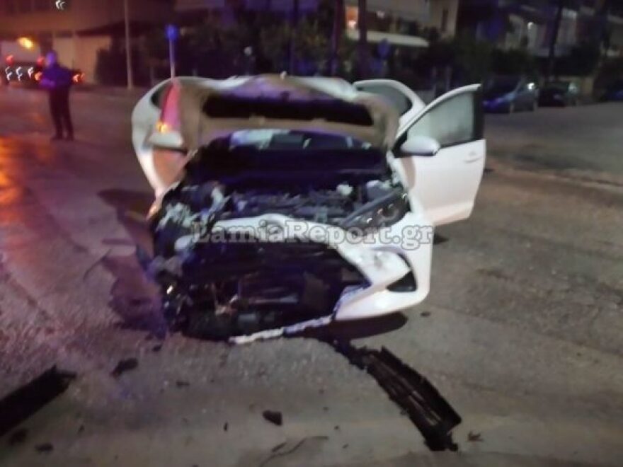 Τροχαίο με τρεις τραυματίες στη Λαμία - Τζιπ παραβίασε STOP και χτύπησε ΙΧ