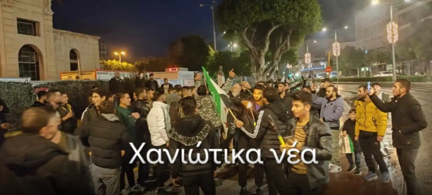 Πανηγυρισμοί στα Χανιά από Σύρους για την πτώση του Μπασάρ Αλ Άσαντ - Δείτε φωτογραφίες