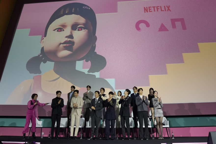 Squid Game: H δεύτερη σεζόν παρουσιάστηκε στη Σεούλ με έντονο πολιτικό σχόλιο - «Πρέπει να βγούμε στους δρόμους» είπε ο σκηνοθέτης