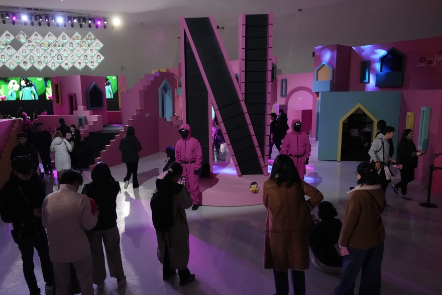 Squid Game: H δεύτερη σεζόν παρουσιάστηκε στη Σεούλ με έντονο πολιτικό σχόλιο - «Πρέπει να βγούμε στους δρόμους» είπε ο σκηνοθέτης