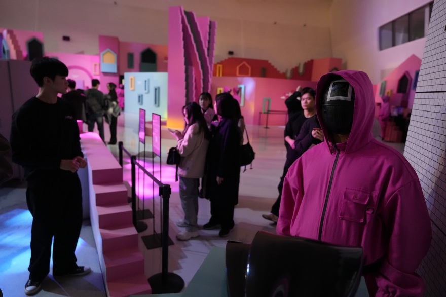 Squid Game: H δεύτερη σεζόν παρουσιάστηκε στη Σεούλ με έντονο πολιτικό σχόλιο - «Πρέπει να βγούμε στους δρόμους» είπε ο σκηνοθέτης