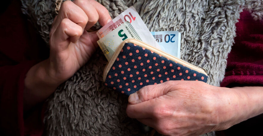 Σύνταξη: Το όνειρο του Έλληνα για ελευθερία, το στήριγμα οικογενειών - Ο «Γολγοθάς» των ενσήμων και η νέα ζωή στην τρίτη ηλικία
