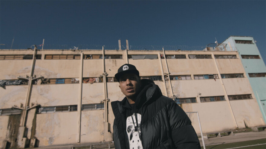 Εντυπωσιακή πρεμιέρα για το «No Cap: 2 years of Light» για τη ζωή του ράπερ Light