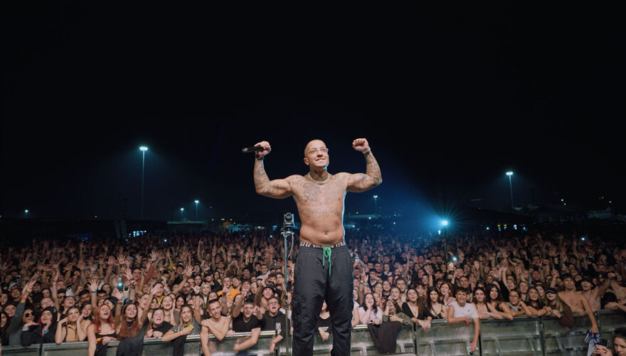 Εντυπωσιακή πρεμιέρα για το «No Cap: 2 years of Light» για τη ζωή του ράπερ Light