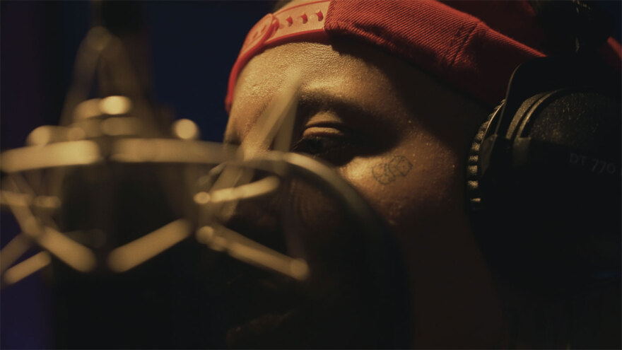 Εντυπωσιακή πρεμιέρα για το «No Cap: 2 years of Light» για τη ζωή του ράπερ Light