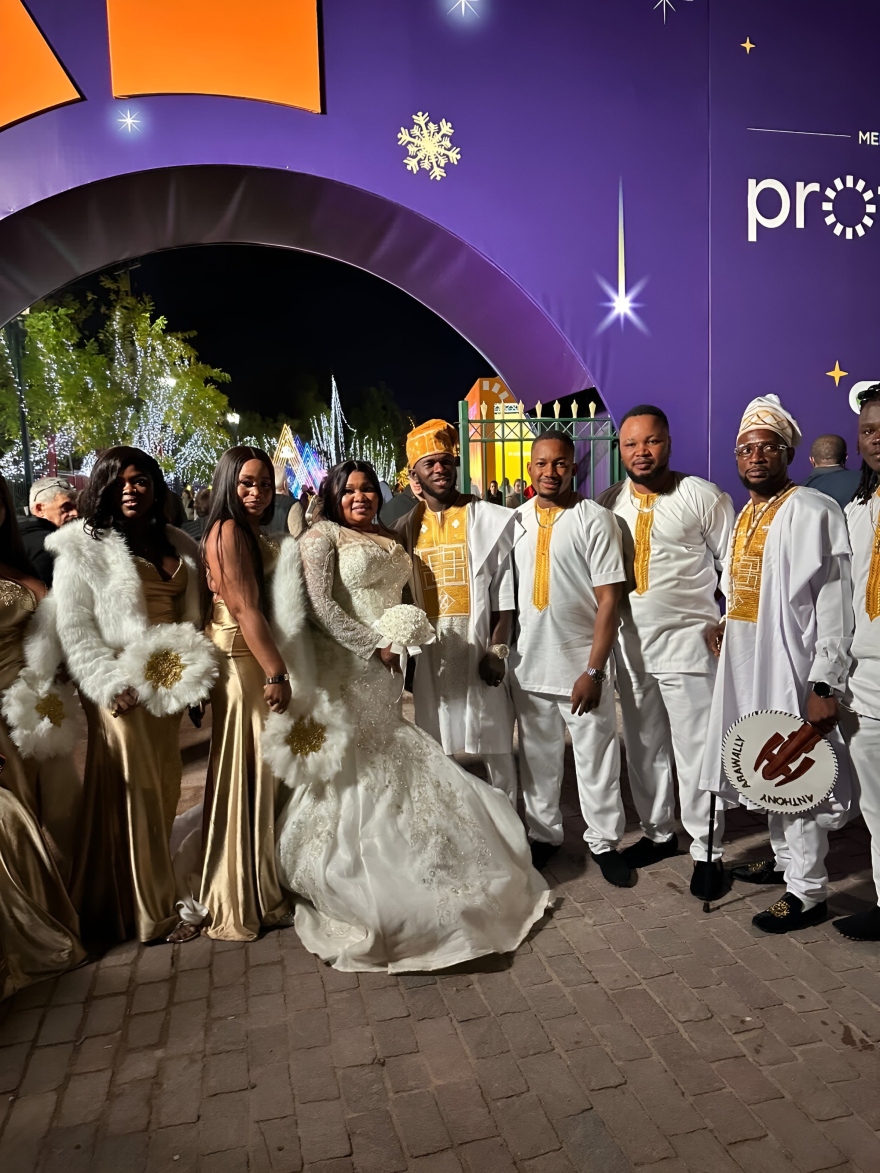 Πεδίον του Άρεως: Γαμήλια φωτογράφιση για ζευγάρι από τη Νιγηρία στο Χριστουγεννιάτικο Χωριό της περιφέρειας