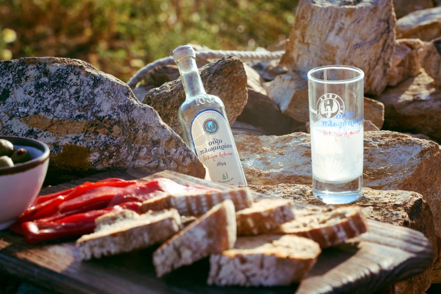 Στρώνουμε το γιορτινό τραπέζι με γεύση, άρωμα και ήλιο