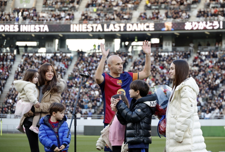 Αντρές Ινιέστα: Η  Ρεάλ Μαδρίτης του χάρισε μια φανέλα της με το όνομά του - Φωτογραφίες, βίντεο