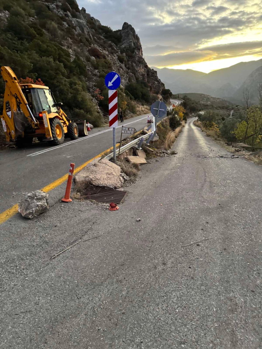 Κλειστός επ' αόριστον ο δρόμος Αράχωβας - Δελφών έπειτα από κατολίσθηση - Δείτε βίντεο, φωτογραφίες