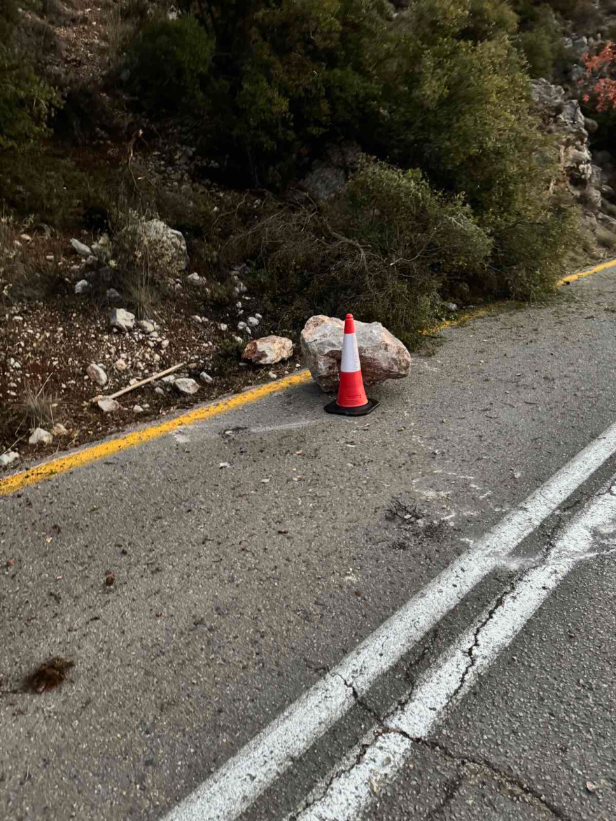 Κλειστός επ' αόριστον ο δρόμος Αράχωβας - Δελφών έπειτα από κατολίσθηση - Δείτε βίντεο, φωτογραφίες