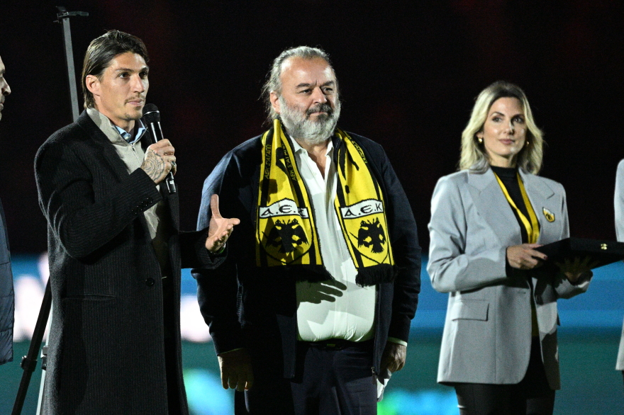 ΑΕΚ: Λατρεία για Τσούμπερ στη βράβευσή του από τον Ηλιόπουλο στη Νέα Φιλαδέλφεια - Βίντεο