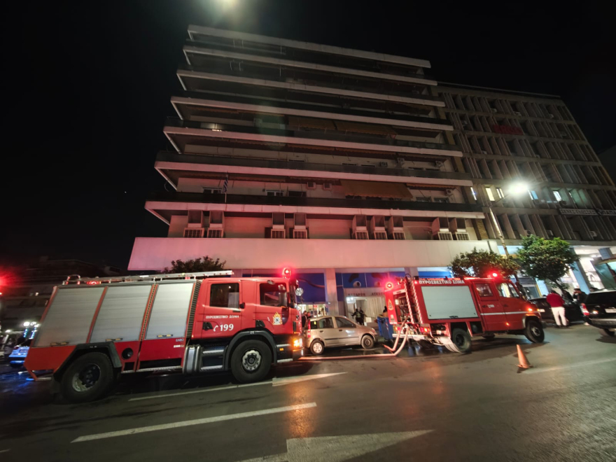 Φωτιά σε αποθήκη μεγάλου καταστήματος παιχνιδιών στον Πειραιά - Εκκενώθηκε το κτίριο