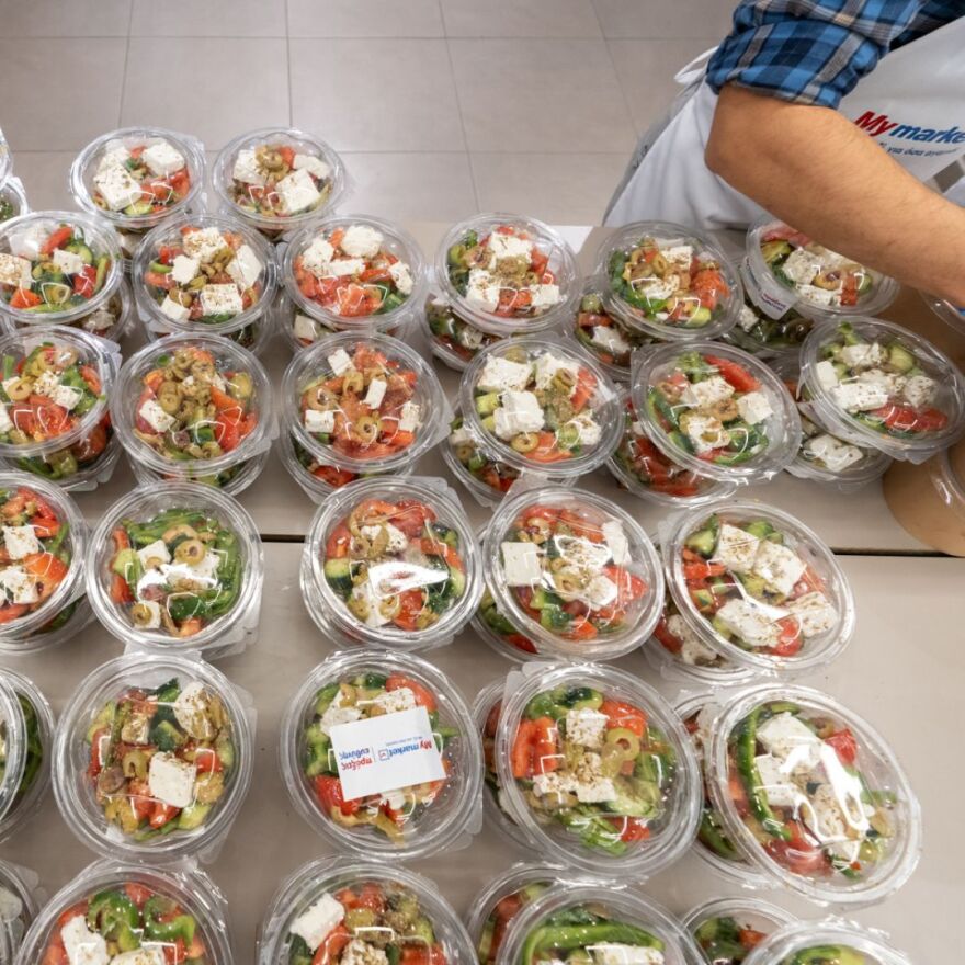 Η εταιρεία που ετοίμασε 300 «Γεύματα Προσφοράς» για να θρέψει χαμόγελα