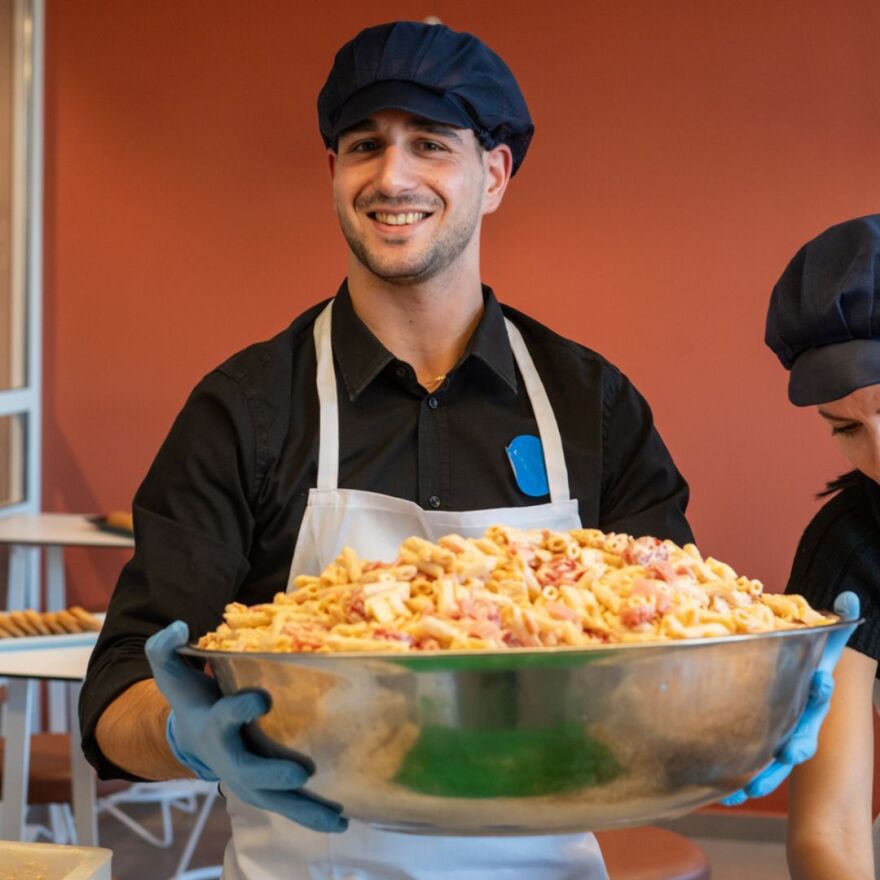 Η εταιρεία που ετοίμασε 300 «Γεύματα Προσφοράς» για να θρέψει χαμόγελα