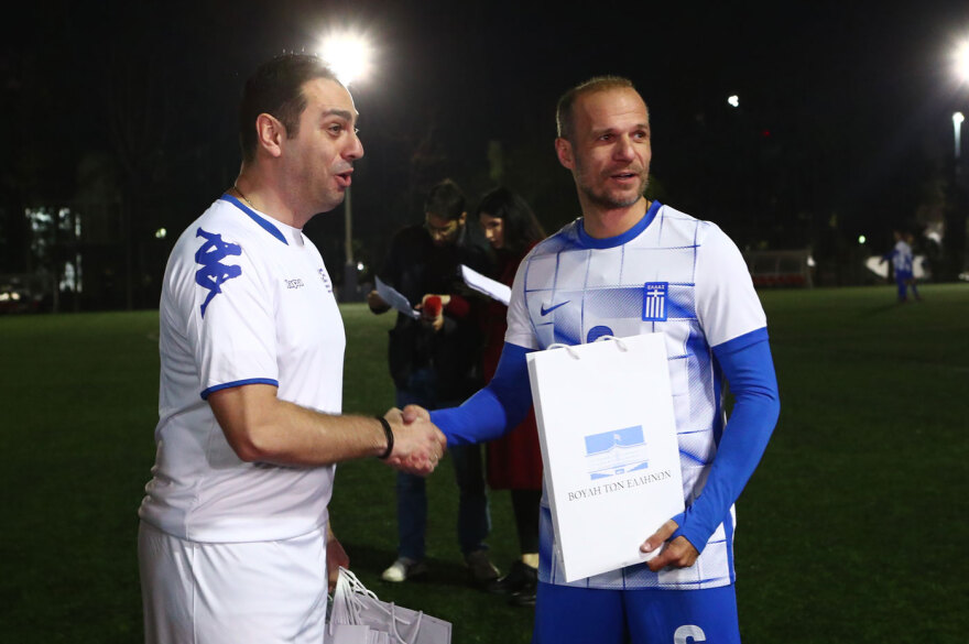 Ένα ματς για καλό σκοπό - Παλαίμαχοι της Εθνικής έπαιξαν μπάλα με βουλευτές