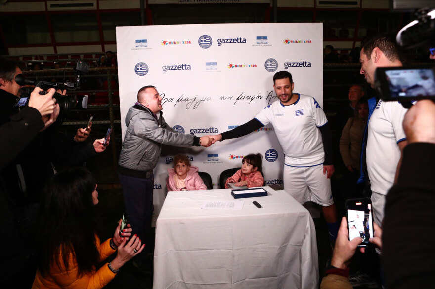 Ένα ματς για καλό σκοπό - Παλαίμαχοι της Εθνικής έπαιξαν μπάλα με βουλευτές