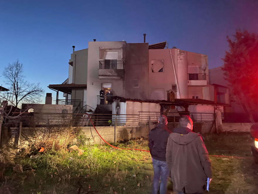 Φωτιά σε μεζονέτα στο Ωραιόκαστρο - Δείτε φωτογραφίες και βίντεο 