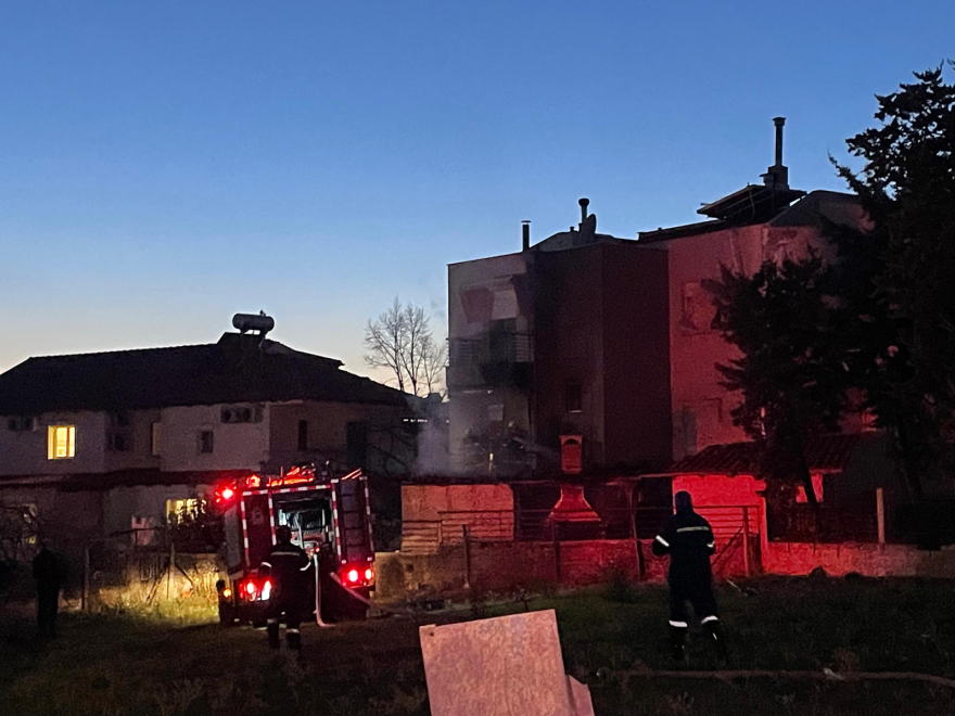 Φωτιά σε μεζονέτα στο Ωραιόκαστρο - Δείτε φωτογραφίες και βίντεο 