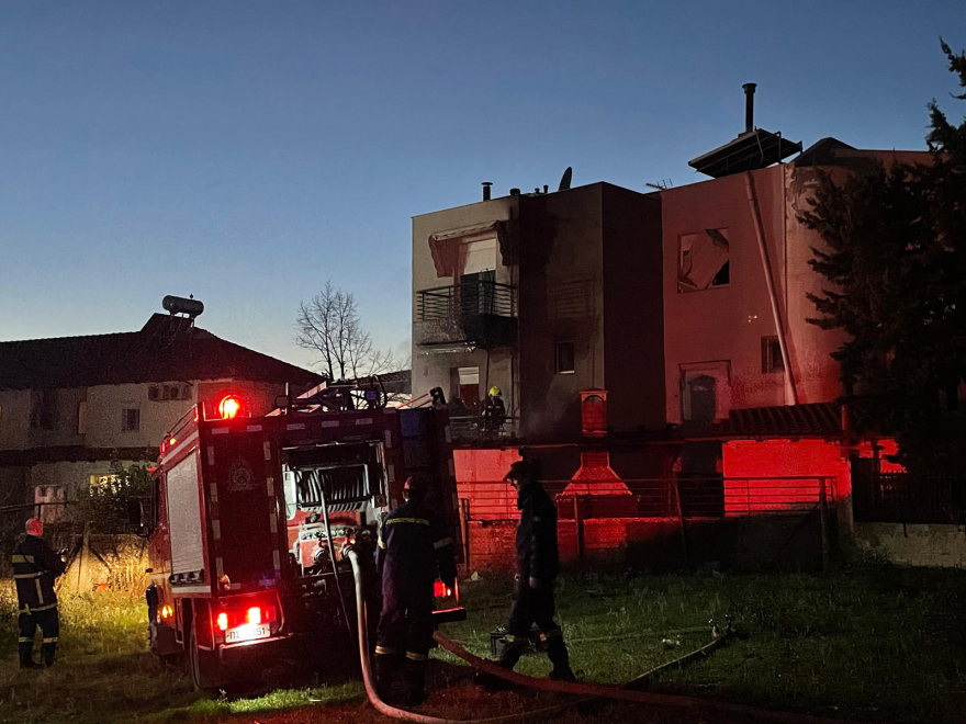 Φωτιά σε μεζονέτα στο Ωραιόκαστρο - Δείτε φωτογραφίες και βίντεο 