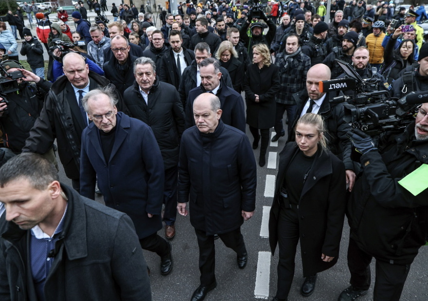 Τρομοκρατική επίθεση στη Γερμανία: Στο Μαγδεμβούργο ο Σολτς, άφησε λουλούδια στη μνήμη των θυμάτων